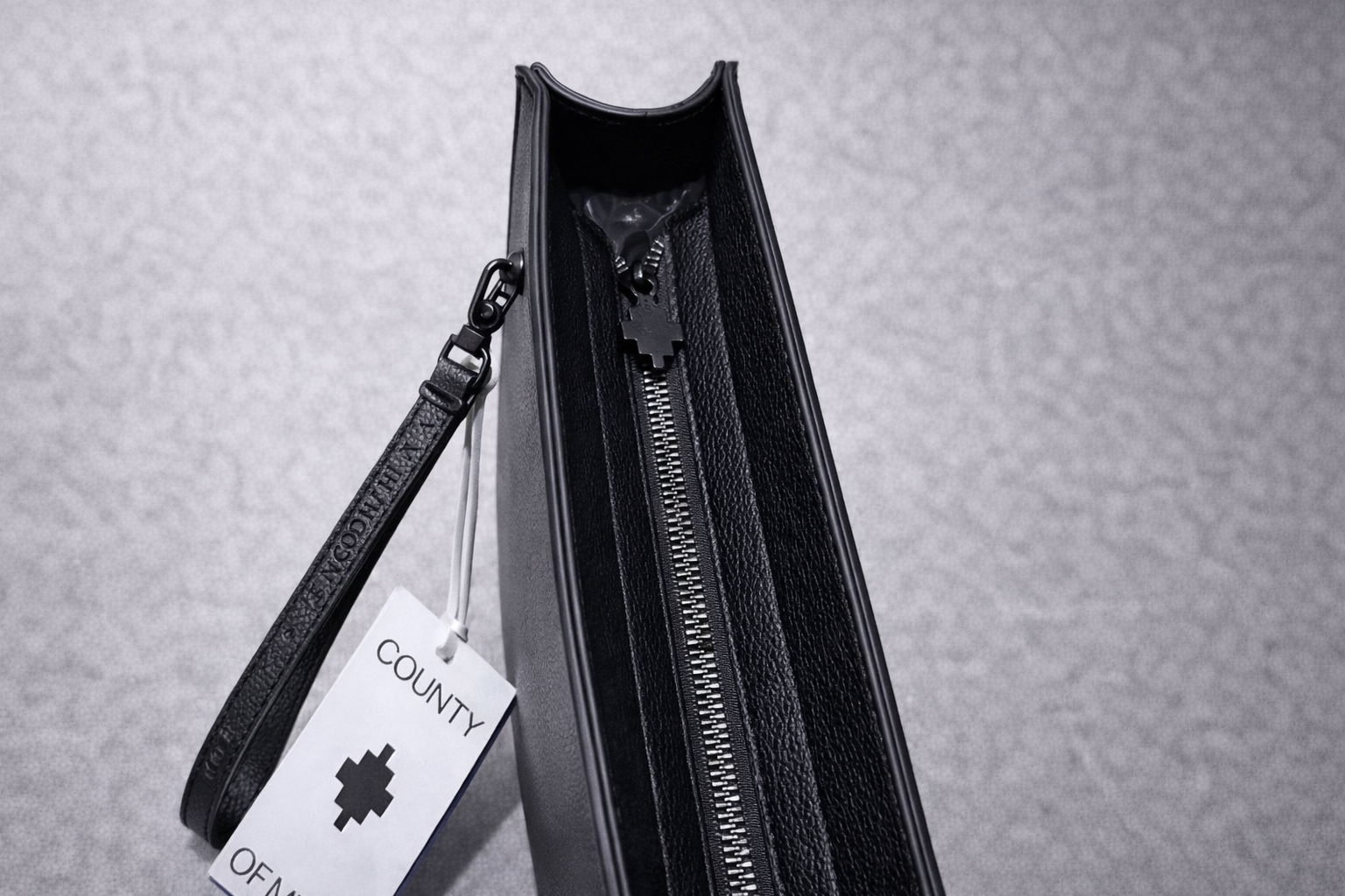 Pochette County of Milan in pelle nera con logo frontale