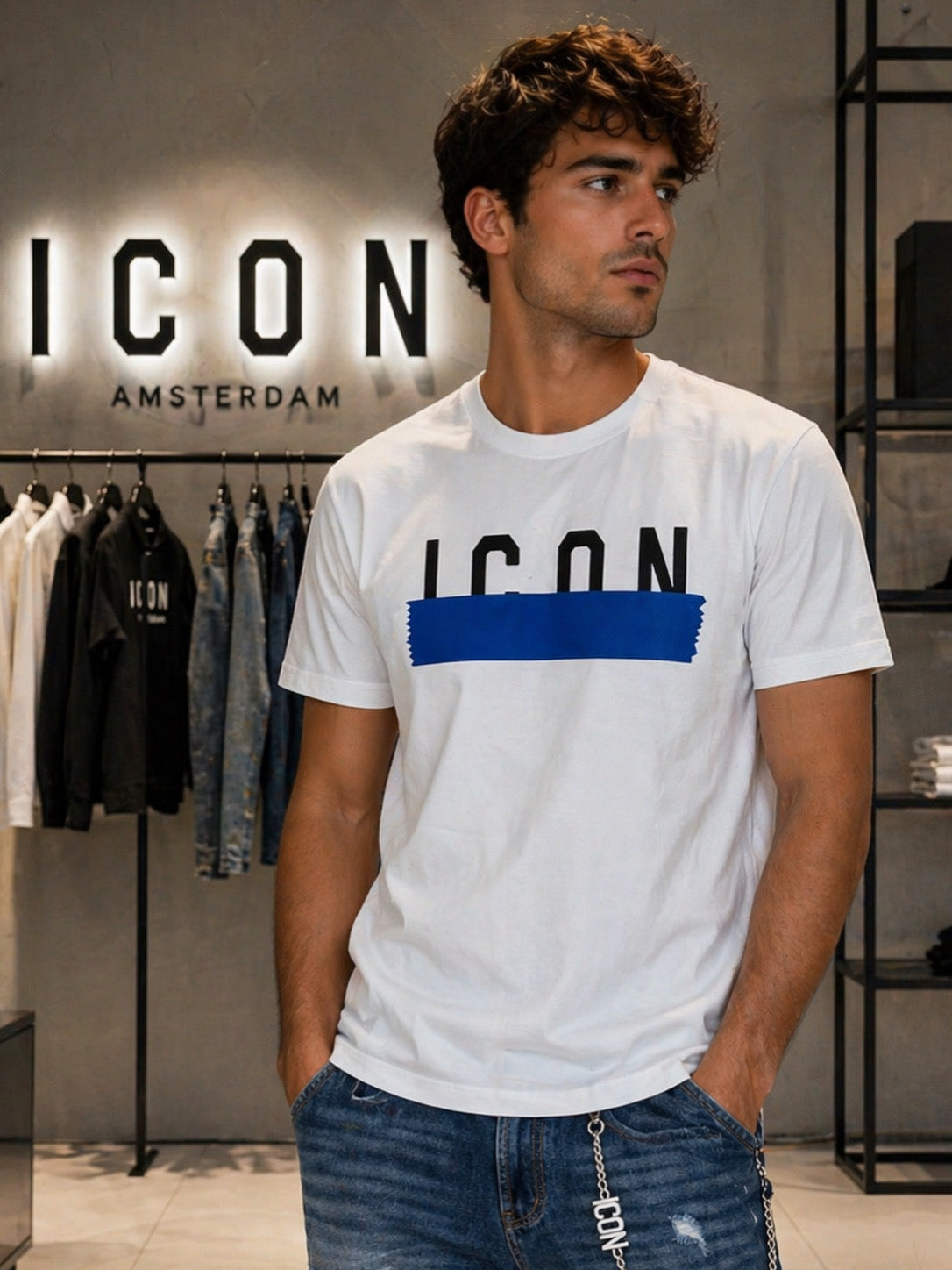 T-shirt ICON bianca con logo frontale e dettaglio tape