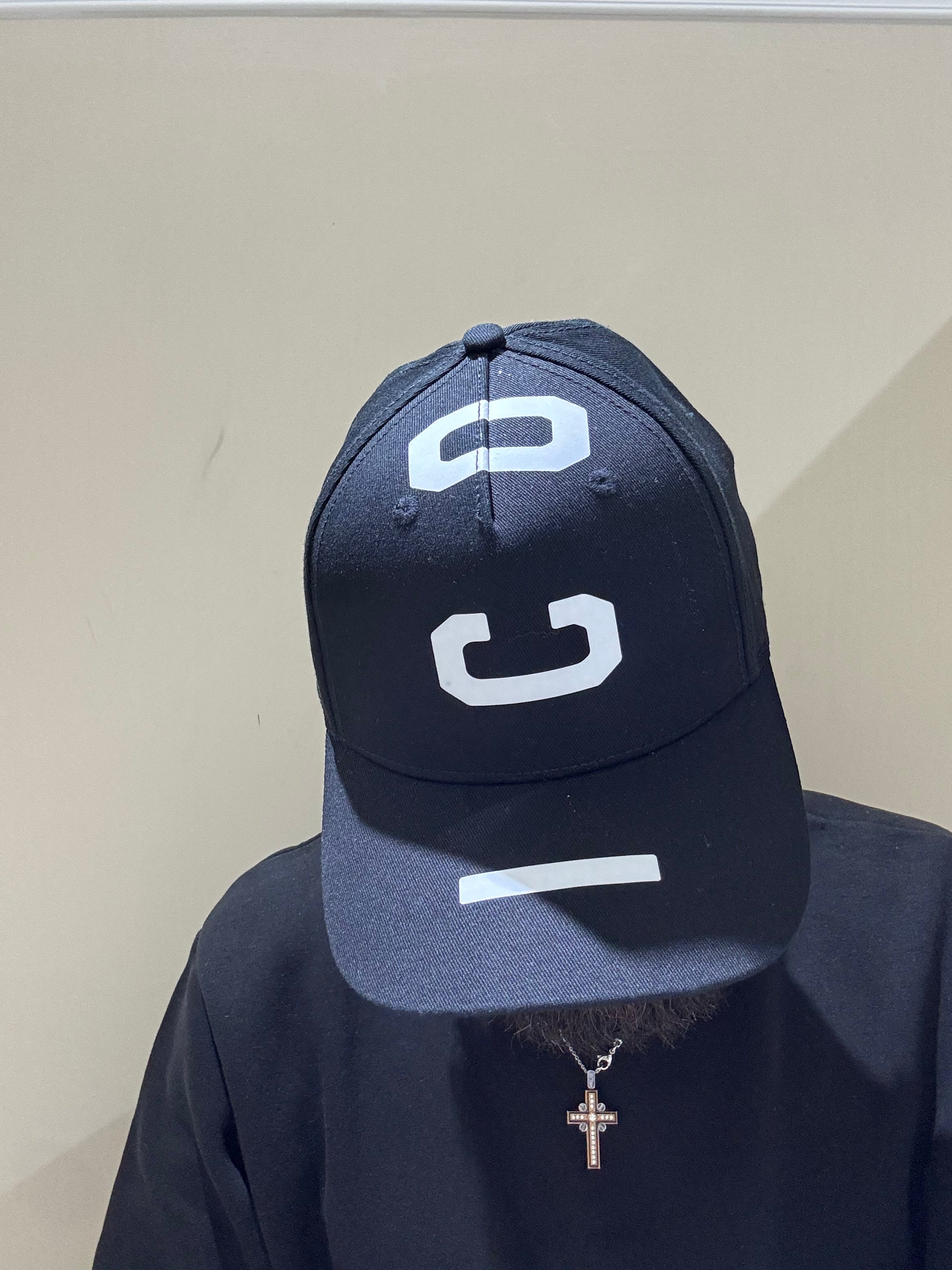 CAPPELLO LOGO DAL DAVANTI VERSO DIETRO ICXF2W6A002