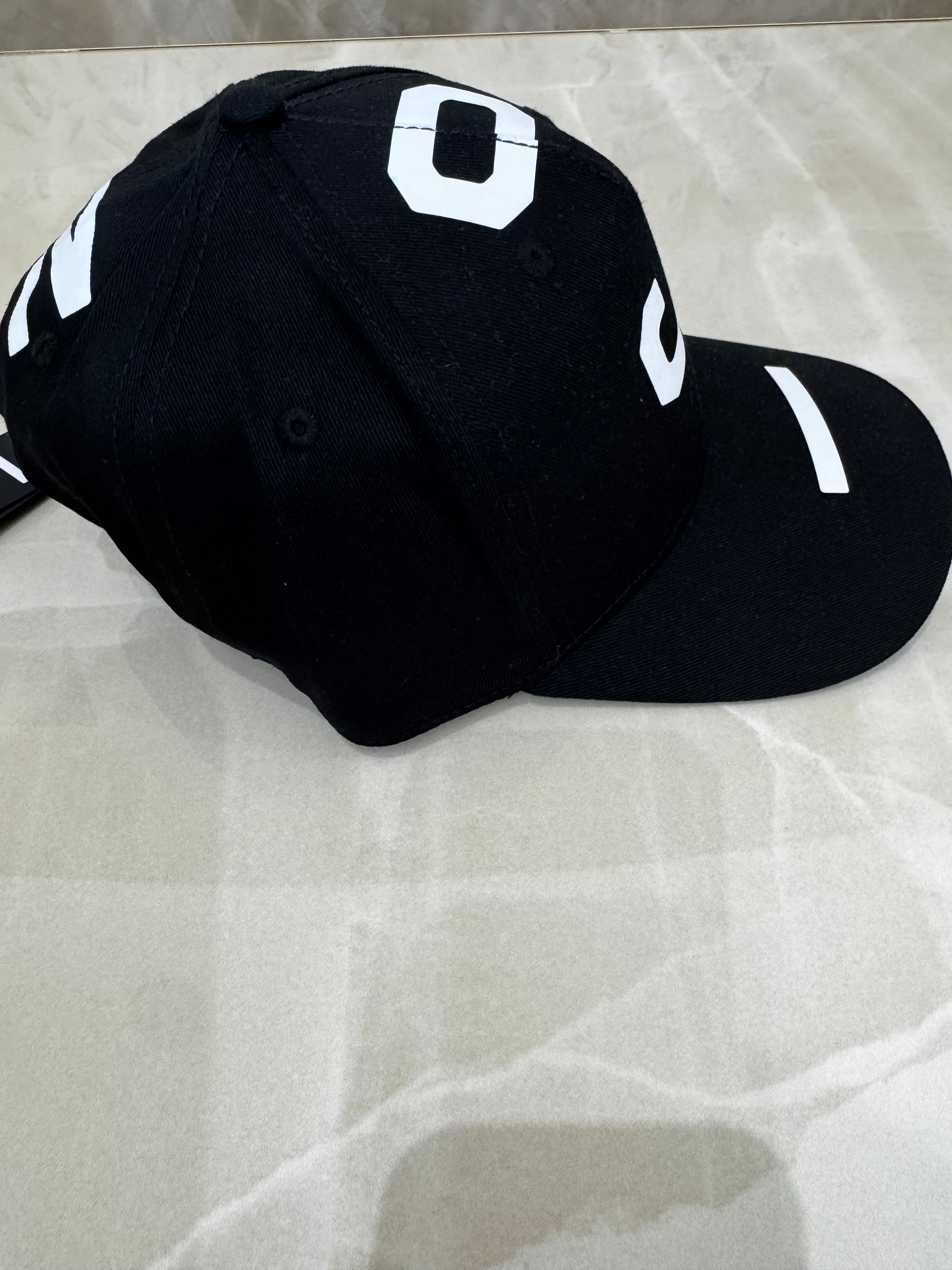 Cappello logo dal davanti verso il dietro