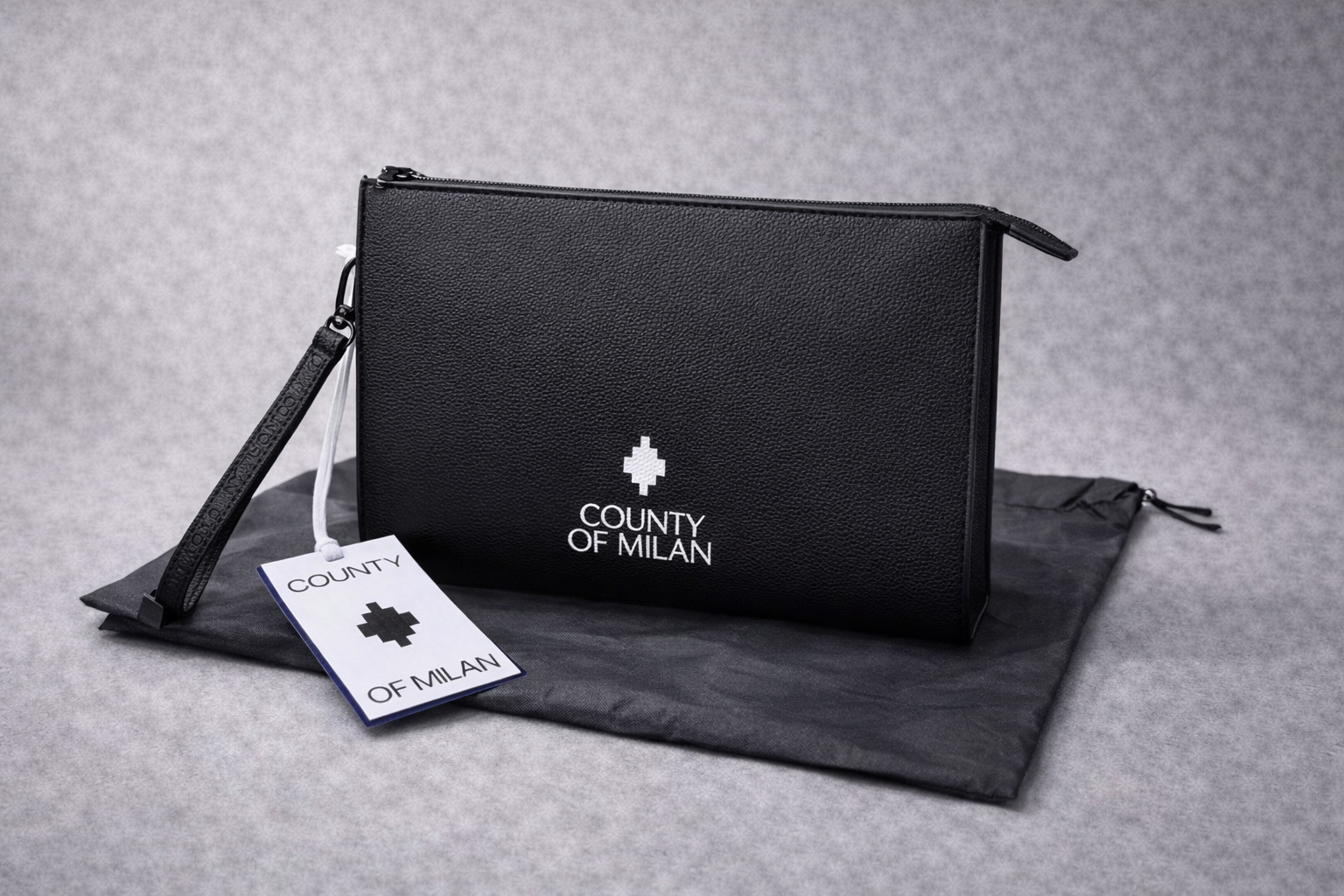 Pochette County of Milan in pelle nera con logo frontale