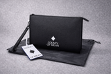 Pochette County of Milan in pelle nera con logo frontale